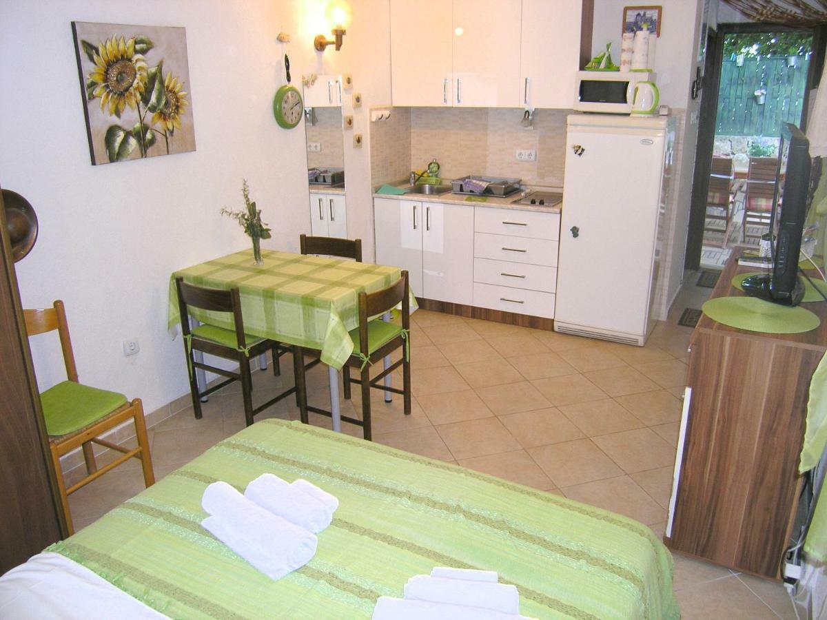Studio Apartment Tamara Krk Town Exterior photo